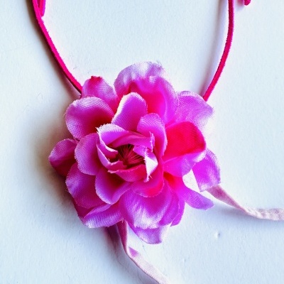 Colar com flor artificial rosa em tecido com fita rosa