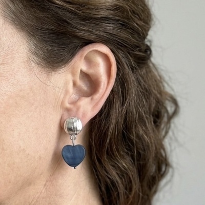 Brinco pendente com disco metálico prateado e coração azul escuro