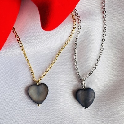 Dois colares com pendentes em forma de coração em tecido branco