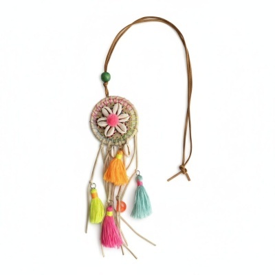 Colar decorativo com pendente redondo, conchas em flor e pompons coloridos