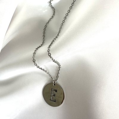 Colar prateado com pendente da letra E recortada