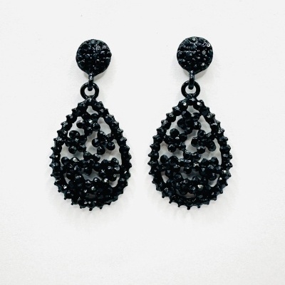 Brincos pretos em forma de gota com padrão decorativo intrincado