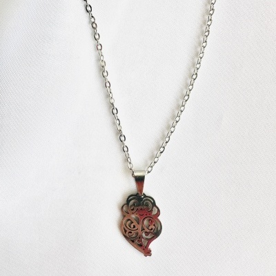 Colar prateado com pendente de coração vazado em tecido branco