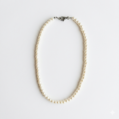 Colar de pérolas brancas com fecho prateado