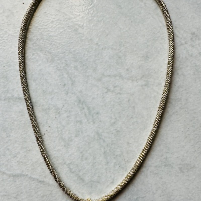 Colar prateado com pendente de flor de metal