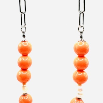 Colar com contas laranja e brancas em corrente metálica prateada