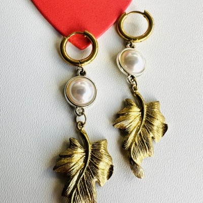Brincos pendentes dourados com pérola e pendente em forma de folha