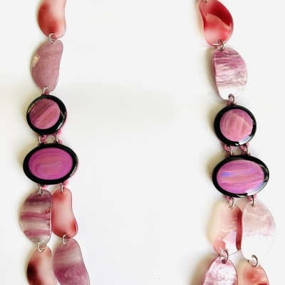 Colar com pedras ovais em tons rosa e lilás com fecho metálico ajustável