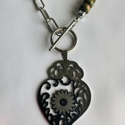 Colar com pendente preto floral em tecido branco