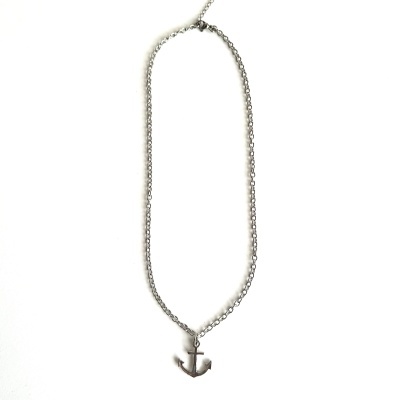 Colar prateado com pendente âncora