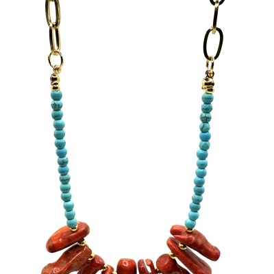 Colar com corrente dourada, contas azuis e pedras vermelhas