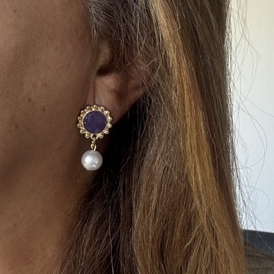 Brinco dourado com pedra roxa e pérola pendente