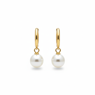 Brincos dourados com pérolas brancas penduradas.