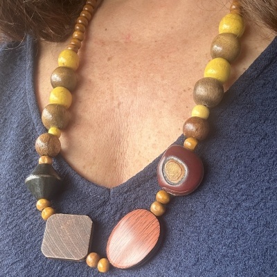 Colar de contas grandes em madeira em várias cores e formas