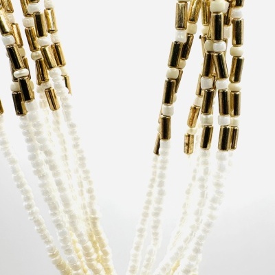 Colar com contas brancas e douradas em padrão tubular