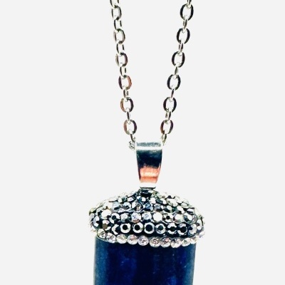 Colar com pendente de pedra azul em forma de dente e detalhes prateados