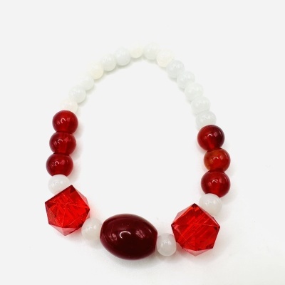Pulseira com contas brancas e vermelhas de várias formas