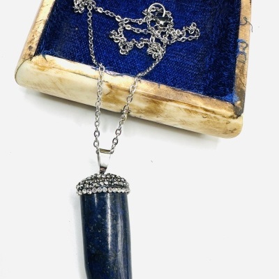 Colar com pendente em pedra azul e caixa de veludo azul