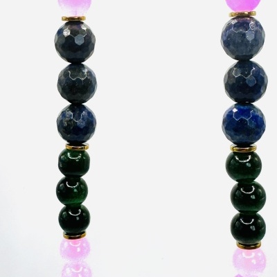 Colar com contas verdes, rosas, azuis facetadas, douradas e contas irregulares azul e branco