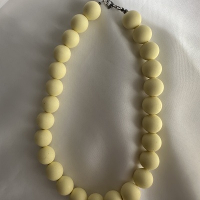 Colar com contas amarelas foscas e fecho metálico