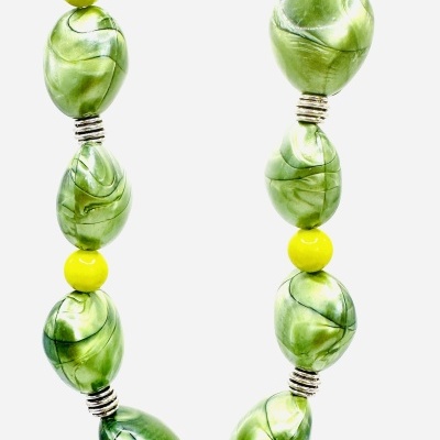 Colar verde e amarelo com contas e detalhes prateados