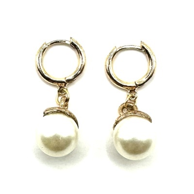 Par de brincos dourados com pérolas pendentes