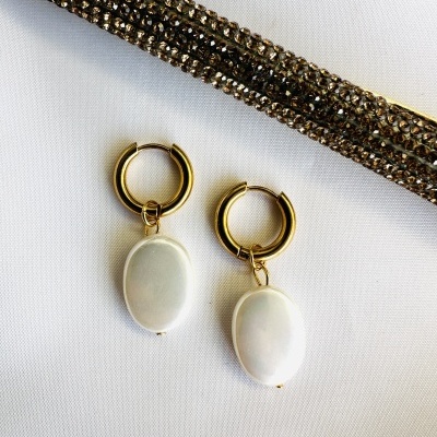 Brincos de argola dourada com pendente de pedra branca