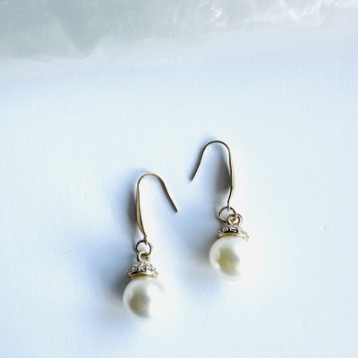 Brincos pendentes com bola imitação pérola em fundo branco