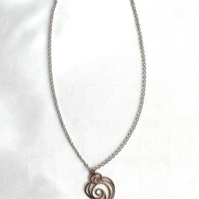 Colar com corrente prateada e pendente em forma de coração bronze