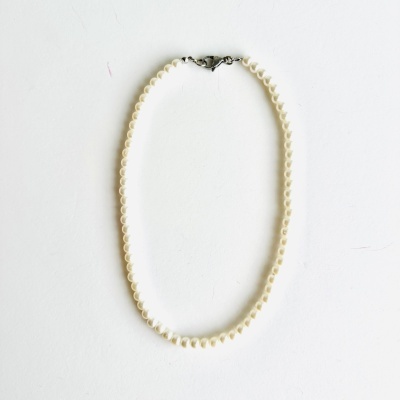 Colar de pérolas brancas com fecho metálico prateado
