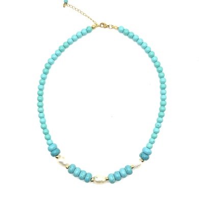 Colar com contas turquesa e pérolas com fecho dourado