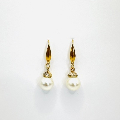 Brincos pendentes dourados com pérolas brancas e cristais pequenos