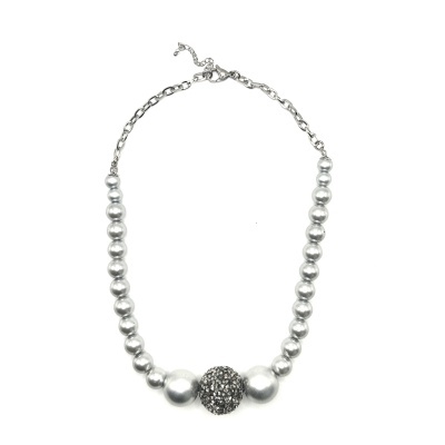 Colar com contas prateadas e corrente com fecho