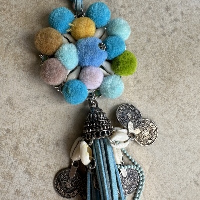 Chaveiro decorativo com pompons coloridos e franjas azuis
