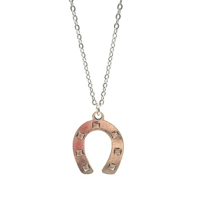 Colar com pendente em forma de ferradura cobre e corrente prateada, fundo branco