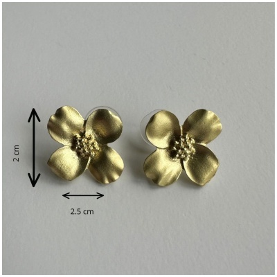 Brincos dourados em forma de flor com quatro pétalas e centro granulado
