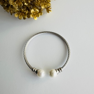Pulseira de fio metálico prateado com contas brancas semelhantes a pérolas