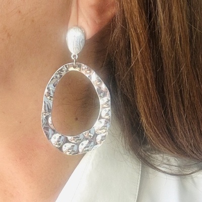 Brinco oval irregular prateado com textura martelada