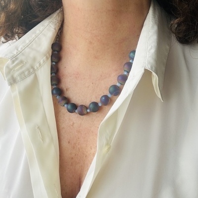 Colar de contas redondas de madeira azul e lilás fosco