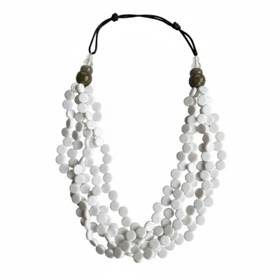 Colar de várias voltas com contas redondas brancas e fecho em cordão preto