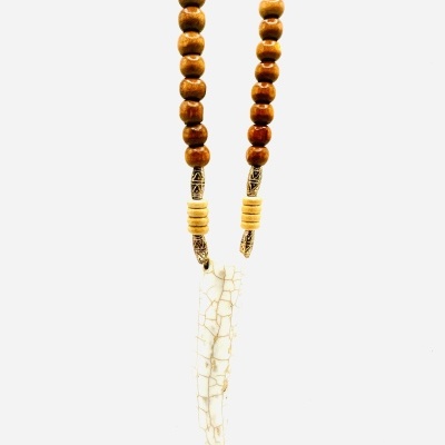 Colar de contas de madeira castanha com pendente tipo osso rachado