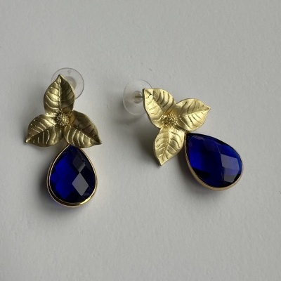 Brincos dourados com pedra azul em gota