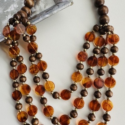 Colar de contas castanhas e âmbar com saco metalizado cinzento