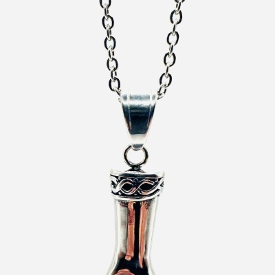 Colar prateado com pendente em forma de mão