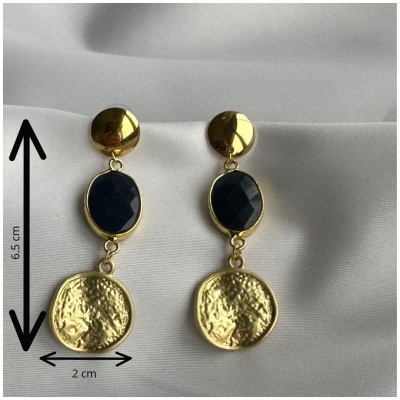 Brincos dourados com pedra preta e detalhes texturizados sobre fundo branco