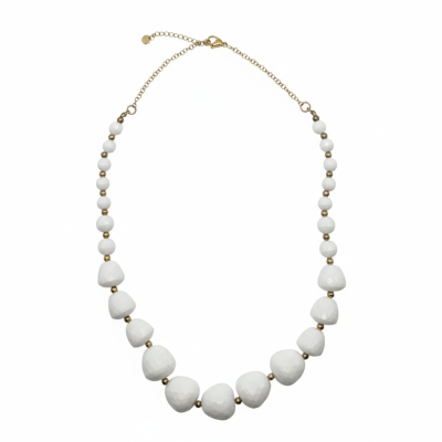 Colar feminino com contas brancas e esferas douradas.
