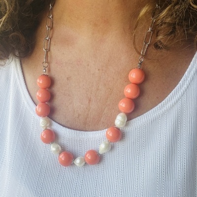 Colar de contas cor-de-coral e bege com corrente metálica