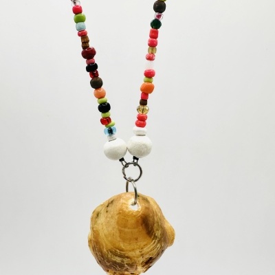 Colar com contas coloridas e pendente de concha castanha