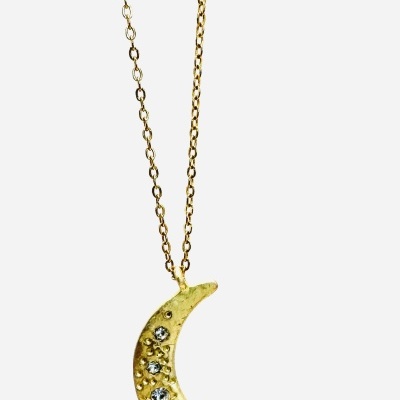 Colar dourado com pendente de lua crescente com pedras brilhantes