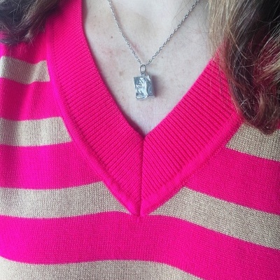 camisola às riscas rosa e bege com decote em bico e colar prateado